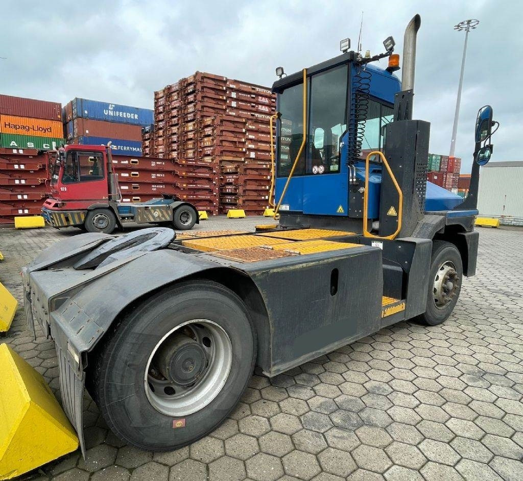 Kalmar T2 - Terminalni traktor: slika Kalmar T2 - Terminalni traktor Kalmar T2 - Terminalni traktor: slika Kalmar T2 - Terminalni traktor