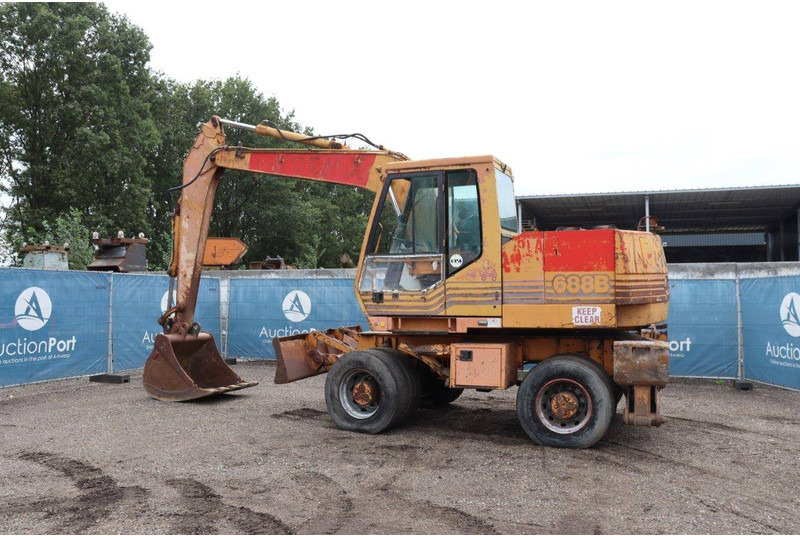 Case 688B-P - Bager na kotačima: slika Case 688B-P - Bager na kotačima Case 688B-P - Bager na kotačima: slika Case 688B-P - Bager na kotačima