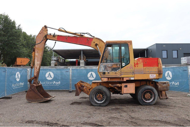 Case 688B-P - Bager na kotačima: slika Case 688B-P - Bager na kotačima Case 688B-P - Bager na kotačima: slika Case 688B-P - Bager na kotačima