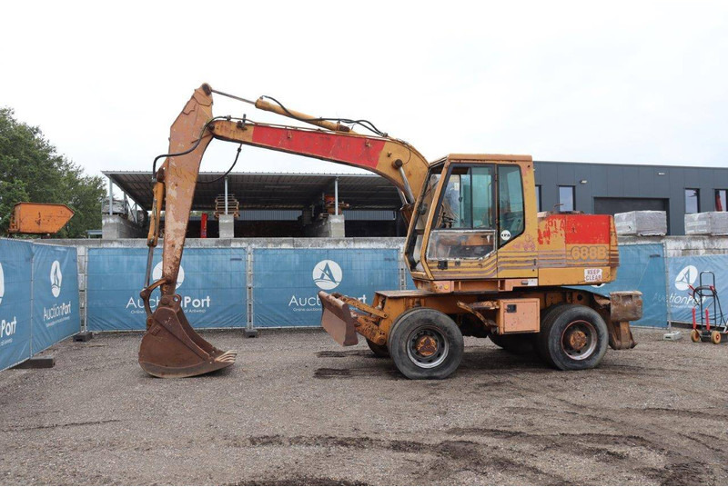 Case 688B-P - Bager na kotačima: slika Case 688B-P - Bager na kotačima Case 688B-P - Bager na kotačima: slika Case 688B-P - Bager na kotačima