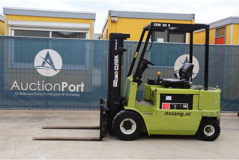 Clark CEM 30S - Električni viličar: slika Clark CEM 30S - Električni viličar Clark CEM 30S - Električni viličar: slika Clark CEM 30S - Električni viličar