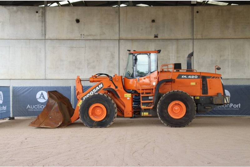 Doosan DL420 - Utovarivač na kotačima: slika Doosan DL420 - Utovarivač na kotačima Doosan DL420 - Utovarivač na kotačima: slika Doosan DL420 - Utovarivač na kotačima