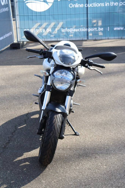 Motocikl Ducati MONSTER 696: slika Motocikl Ducati MONSTER 696