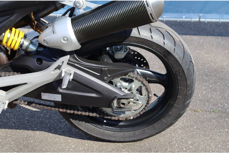 Motocikl Ducati MONSTER 696: slika Motocikl Ducati MONSTER 696