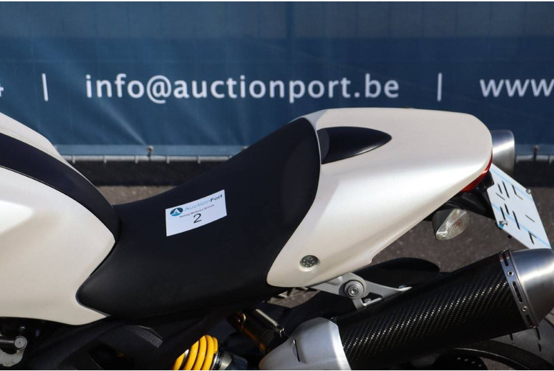 Motocikl Ducati MONSTER 696: slika Motocikl Ducati MONSTER 696