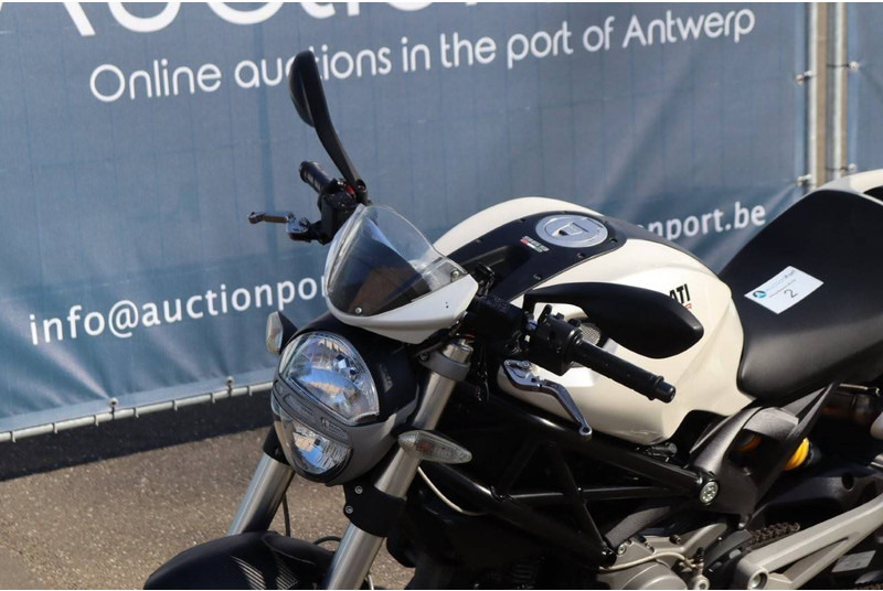 Motocikl Ducati MONSTER 696: slika Motocikl Ducati MONSTER 696