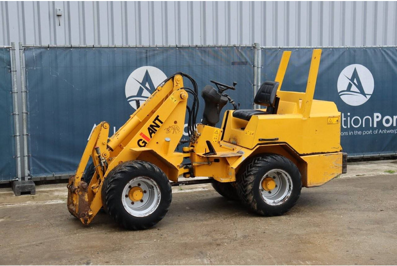 Giant V451T - Utovarivač na kotačima: slika Giant V451T - Utovarivač na kotačima Giant V451T - Utovarivač na kotačima: slika Giant V451T - Utovarivač na kotačima