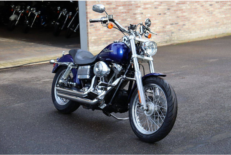 Motocikl Harley-Davidson Dyna Street Bob: slika Motocikl Harley-Davidson Dyna Street Bob