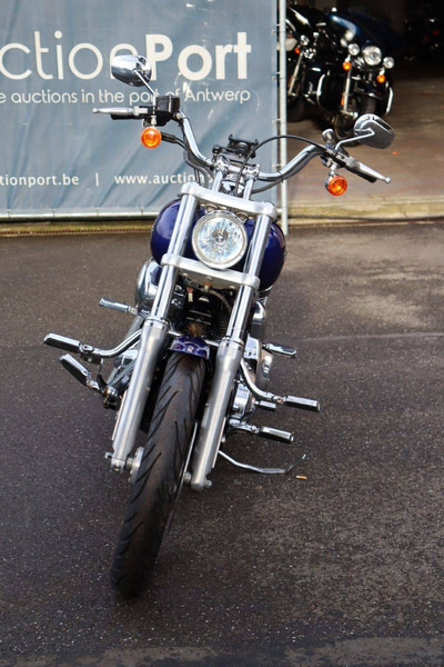 Motocikl Harley-Davidson Dyna Street Bob: slika Motocikl Harley-Davidson Dyna Street Bob