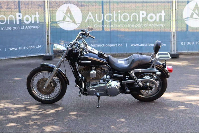 Harley-Davidson Dyna Super Glide - Motocikl: slika Harley-Davidson Dyna Super Glide - Motocikl Harley-Davidson Dyna Super Glide - Motocikl: slika Harley-Davidson Dyna Super Glide - Motocikl