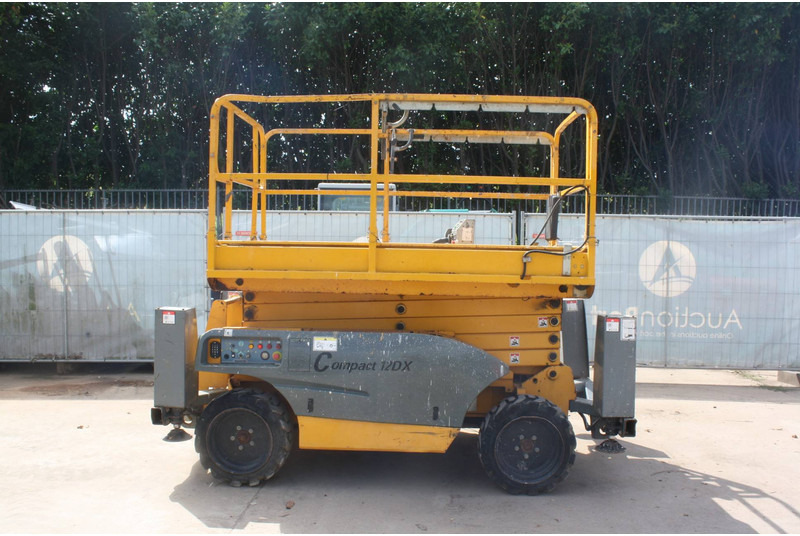 Haulotte COMPACT 12DX - Škarasta podizna platforma: slika Haulotte COMPACT 12DX - Škarasta podizna platforma Haulotte COMPACT 12DX - Škarasta podizna platforma: slika Haulotte COMPACT 12DX - Škarasta podizna platforma