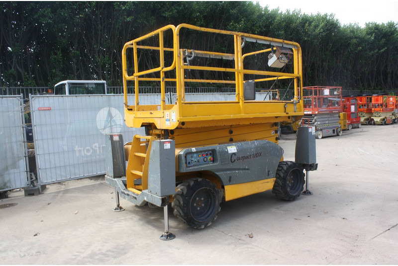 Haulotte COMPACT 12DX - Škarasta podizna platforma: slika Haulotte COMPACT 12DX - Škarasta podizna platforma Haulotte COMPACT 12DX - Škarasta podizna platforma: slika Haulotte COMPACT 12DX - Škarasta podizna platforma