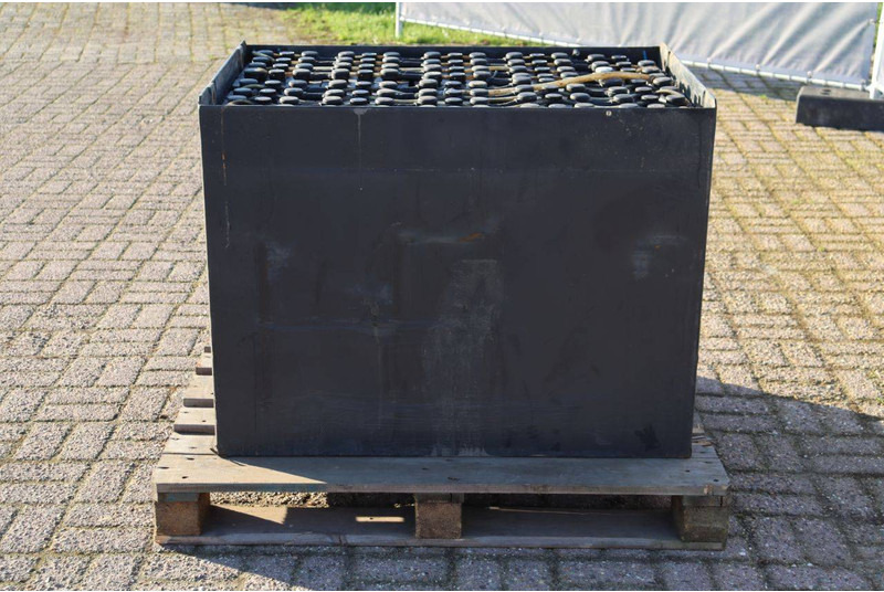 Hawker 80V 4 PZS 620 - Akumulator: slika Hawker 80V 4 PZS 620 - Akumulator Hawker 80V 4 PZS 620 - Akumulator: slika Hawker 80V 4 PZS 620 - Akumulator