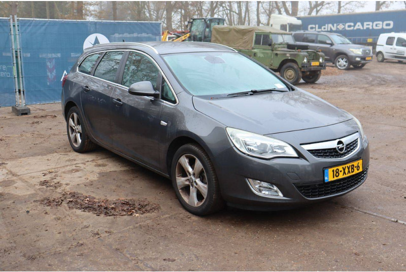 Automobil Opel Astra Sports Tourer: slika Automobil Opel Astra Sports Tourer