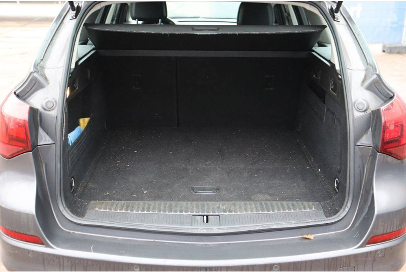 Automobil Opel Astra Sports Tourer: slika Automobil Opel Astra Sports Tourer