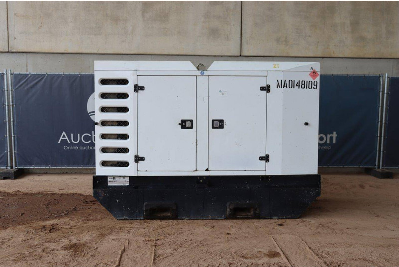 SDMO R90C3 - Generatorski set: slika SDMO R90C3 - Generatorski set SDMO R90C3 - Generatorski set: slika SDMO R90C3 - Generatorski set