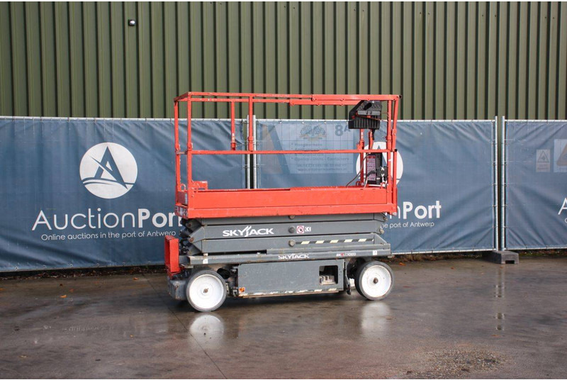 Skyjack SJ3220 - Škarasta podizna platforma: slika Skyjack SJ3220 - Škarasta podizna platforma Skyjack SJ3220 - Škarasta podizna platforma: slika Skyjack SJ3220 - Škarasta podizna platforma