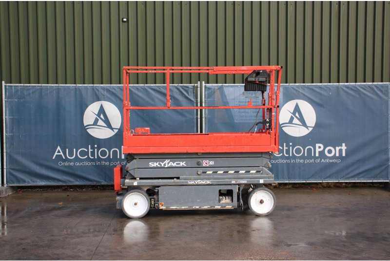 Skyjack SJ3220 - Škarasta podizna platforma: slika Skyjack SJ3220 - Škarasta podizna platforma Skyjack SJ3220 - Škarasta podizna platforma: slika Skyjack SJ3220 - Škarasta podizna platforma