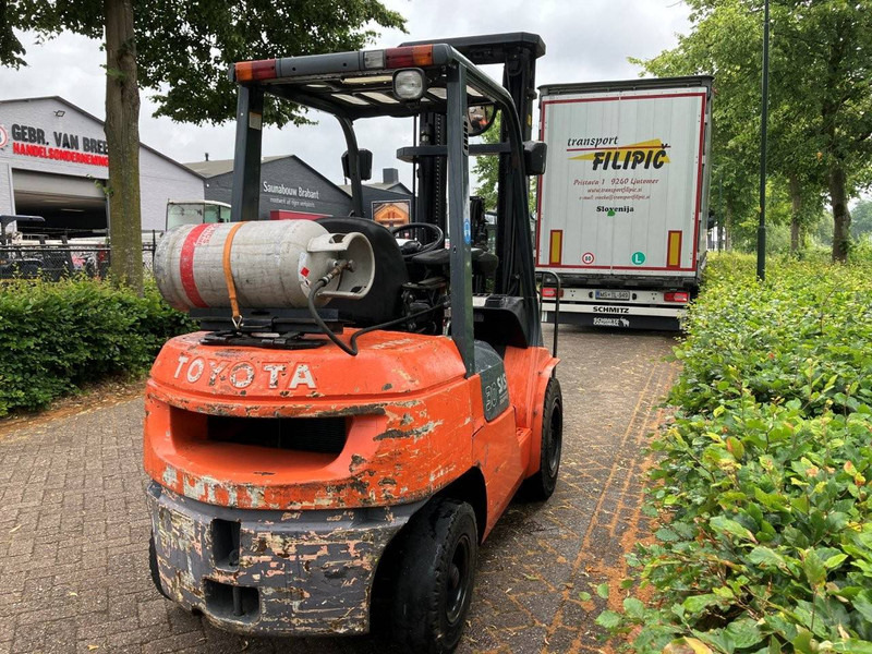 Toyota 02-7FGF30 - Plinski viličar: slika Toyota 02-7FGF30 - Plinski viličar Toyota 02-7FGF30 - Plinski viličar: slika Toyota 02-7FGF30 - Plinski viličar