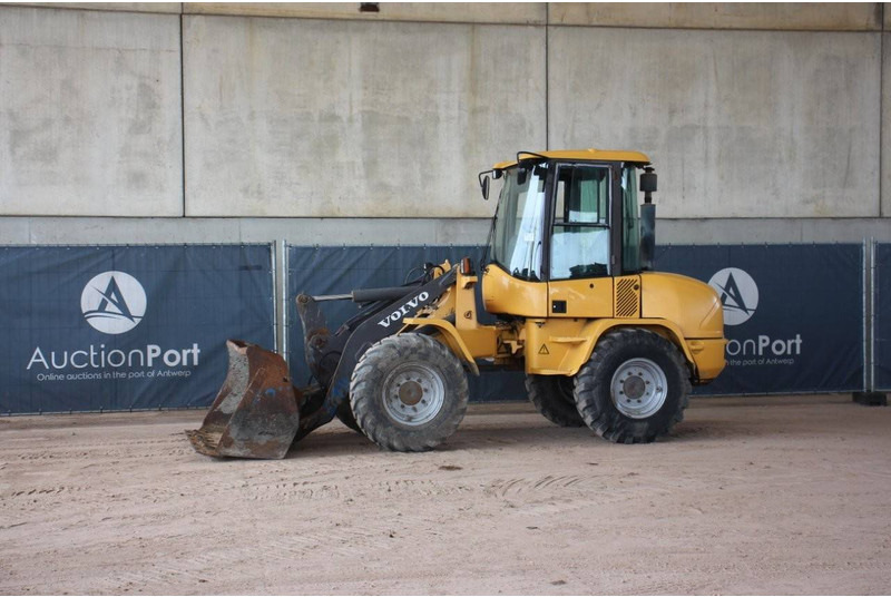 Volvo L30B-Z/X - Utovarivač na kotačima: slika Volvo L30B-Z/X - Utovarivač na kotačima Volvo L30B-Z/X - Utovarivač na kotačima: slika Volvo L30B-Z/X - Utovarivač na kotačima