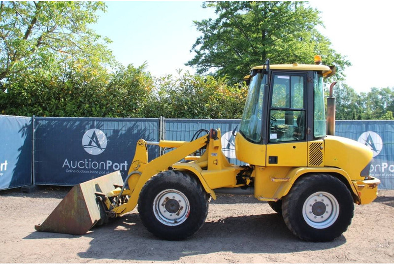 Volvo L30B-Z/X - Utovarivač na kotačima: slika Volvo L30B-Z/X - Utovarivač na kotačima Volvo L30B-Z/X - Utovarivač na kotačima: slika Volvo L30B-Z/X - Utovarivač na kotačima