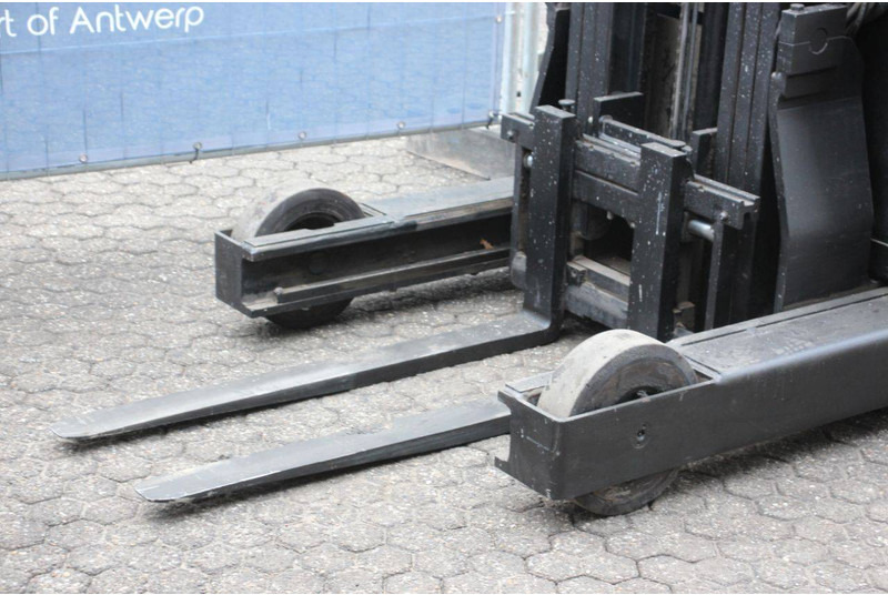 Regalni viličar Yale MR16: slika Regalni viličar Yale MR16