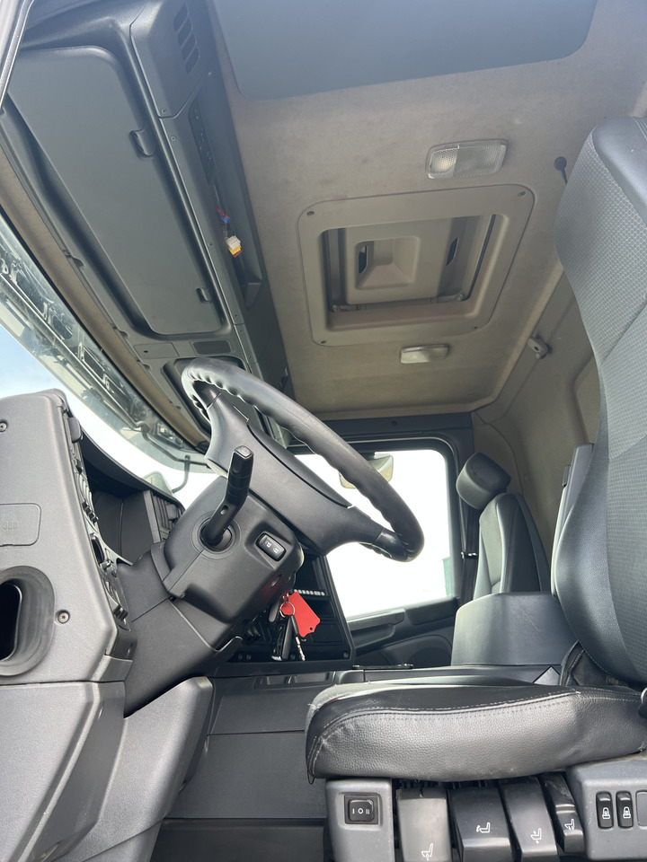 Interior photo 1: Kamion za prijevoz pića SCANIA 360 CON CAJA DE BEBIDAS