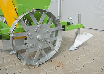 Bomet Sadzarka jednorzędowa / Einreihige Pflanzmaschine / Single row planter / Однорядная сеялка - Sadilica za krumpir: slika Bomet Sadzarka jednorzędowa / Einreihige Pflanzmaschine / Single row planter / Однорядная сеялка - Sadilica za krumpir Bomet Sadzarka jednorzędowa / Einreihige Pflanzmaschine / Single row planter / Однорядная сеялка - Sadilica za krumpir: slika Bomet Sadzarka jednorzędowa / Einreihige Pflanzmaschine / Single row planter / Однорядная сеялка - Sadilica za krumpir