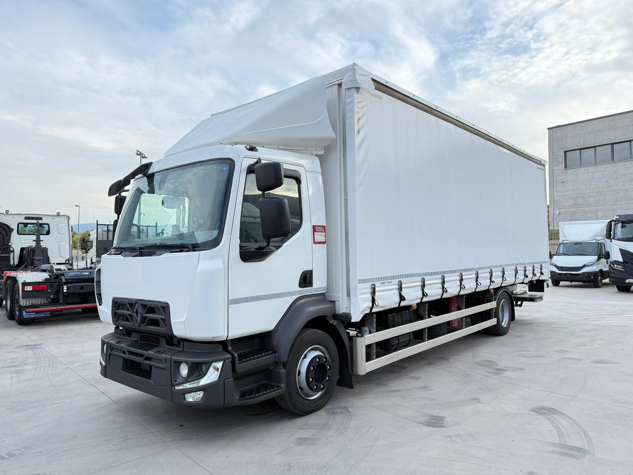 RENAULT D12.240 E6 (Tauliner) - Kamion s ceradom: slika RENAULT D12.240 E6 (Tauliner) - Kamion s ceradom RENAULT D12.240 E6 (Tauliner) - Kamion s ceradom: slika RENAULT D12.240 E6 (Tauliner) - Kamion s ceradom