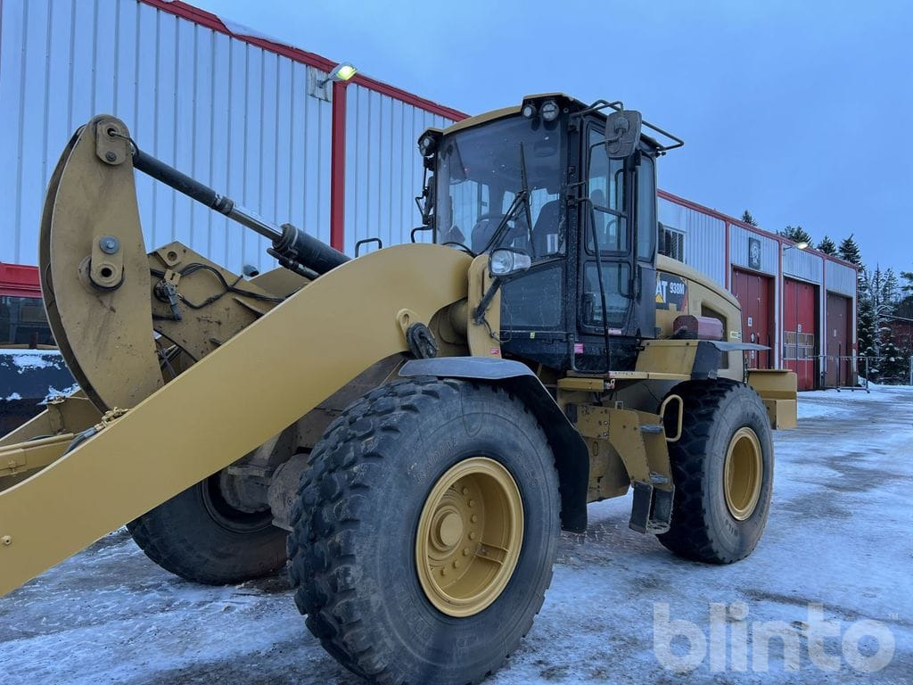 CAT 938M Lång bom - Utovarivač na kotačima: slika CAT 938M Lång bom - Utovarivač na kotačima CAT 938M Lång bom - Utovarivač na kotačima: slika CAT 938M Lång bom - Utovarivač na kotačima