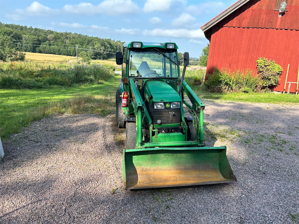 JOHN DEERE 4410 med lastare och skopa - Mali traktor: slika JOHN DEERE 4410 med lastare och skopa - Mali traktor JOHN DEERE 4410 med lastare och skopa - Mali traktor: slika JOHN DEERE 4410 med lastare och skopa - Mali traktor