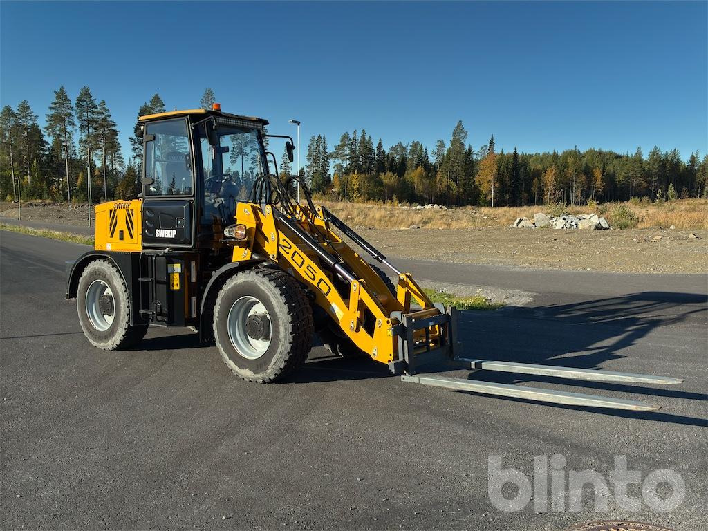 Swekip 2050 inklusive långgafflar och planeringsskopa - Utovarivač na kotačima: slika Swekip 2050 inklusive långgafflar och planeringsskopa - Utovarivač na kotačima Swekip 2050 inklusive långgafflar och planeringsskopa - Utovarivač na kotačima: slika Swekip 2050 inklusive långgafflar och planeringsskopa - Utovarivač na kotačima