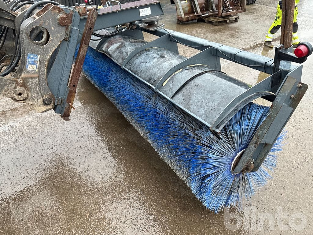 UFO 3,5 Meter - Metla: slika UFO 3,5 Meter - Metla UFO 3,5 Meter - Metla: slika UFO 3,5 Meter - Metla