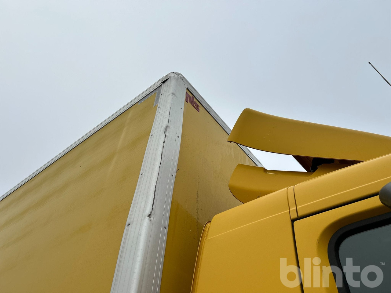 Kamion sandučar VOLVO FM 330 4X2: slika Kamion sandučar VOLVO FM 330 4X2