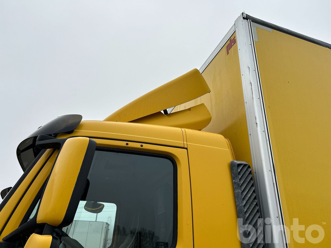 Kamion sandučar VOLVO FM 330 4X2: slika Kamion sandučar VOLVO FM 330 4X2