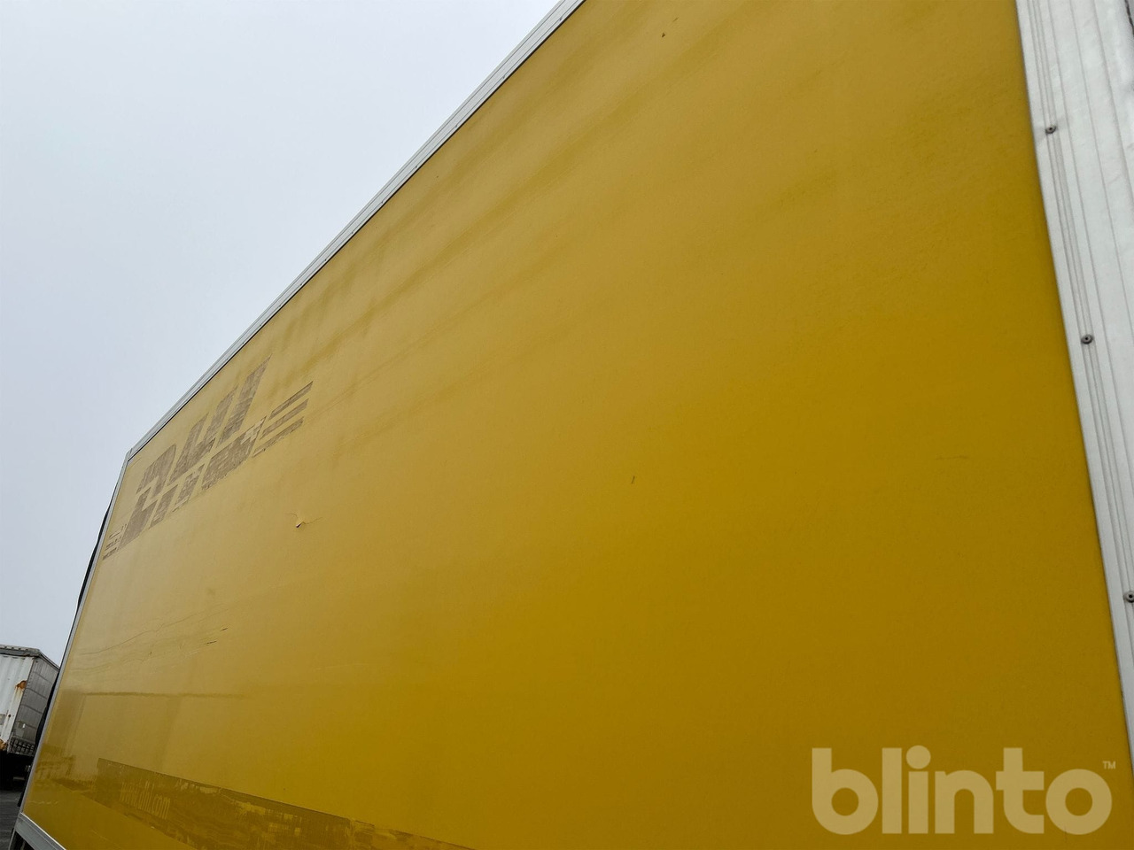 Kamion sandučar VOLVO FM 330 4X2: slika Kamion sandučar VOLVO FM 330 4X2