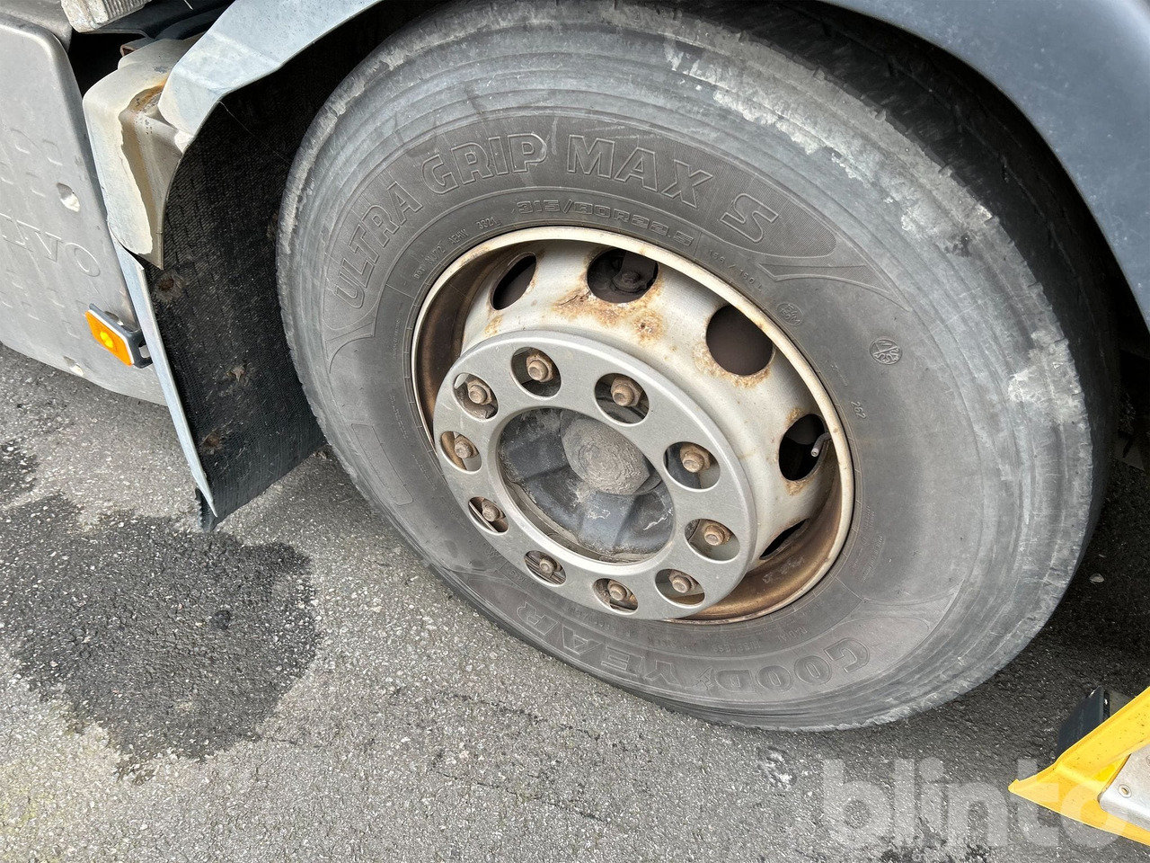 Kamion sandučar VOLVO FM 330 4X2: slika Kamion sandučar VOLVO FM 330 4X2