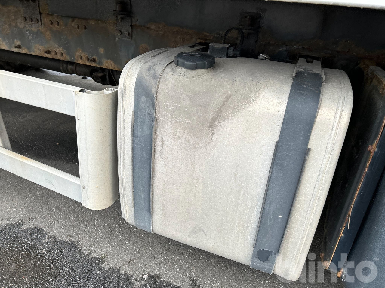 Kamion sandučar VOLVO FM 330 4X2: slika Kamion sandučar VOLVO FM 330 4X2