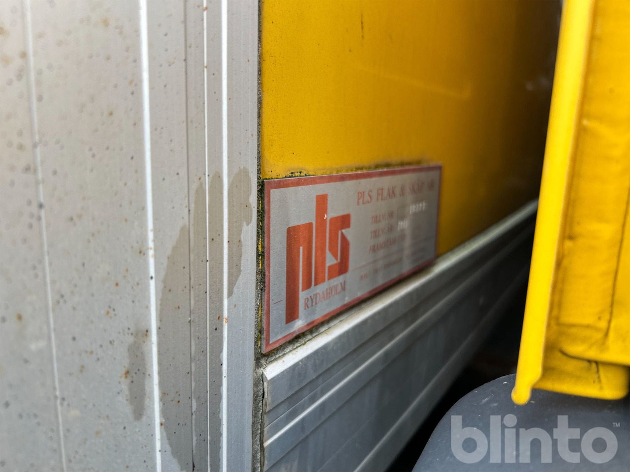 Kamion sandučar VOLVO FM 330 4X2: slika Kamion sandučar VOLVO FM 330 4X2