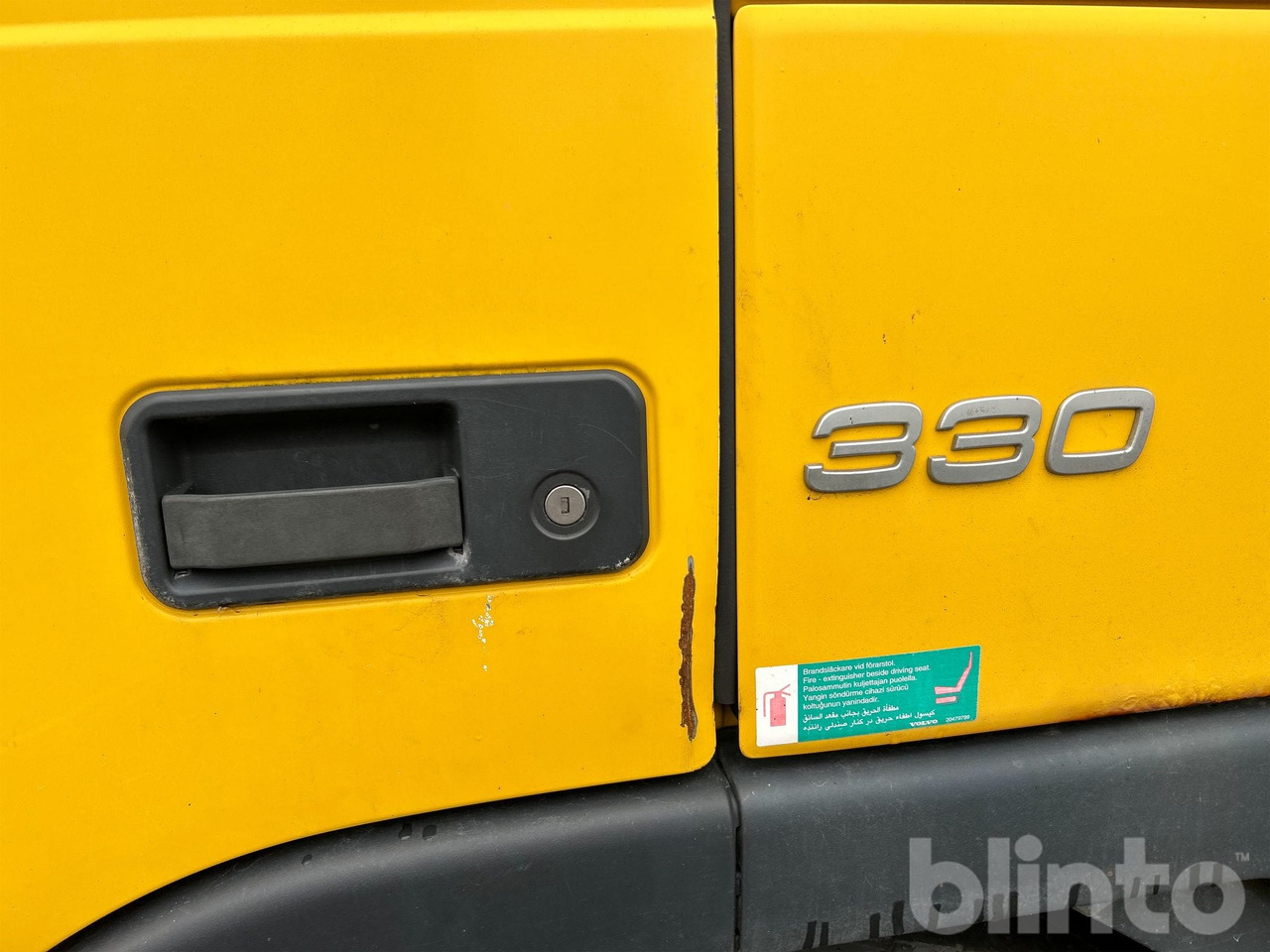 Kamion sandučar VOLVO FM 330 4X2: slika Kamion sandučar VOLVO FM 330 4X2