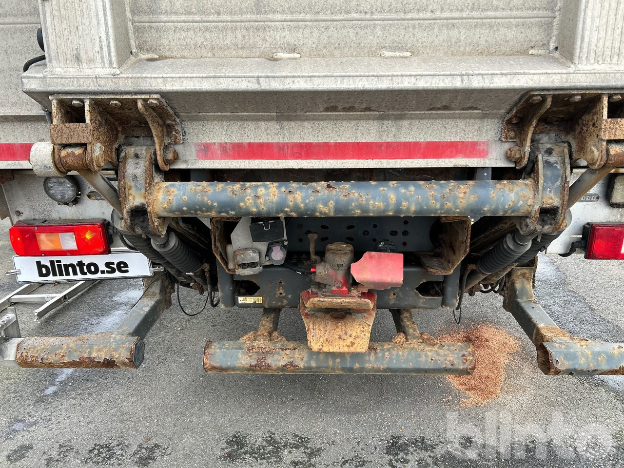 Kamion sandučar VOLVO FM 330 4X2: slika Kamion sandučar VOLVO FM 330 4X2