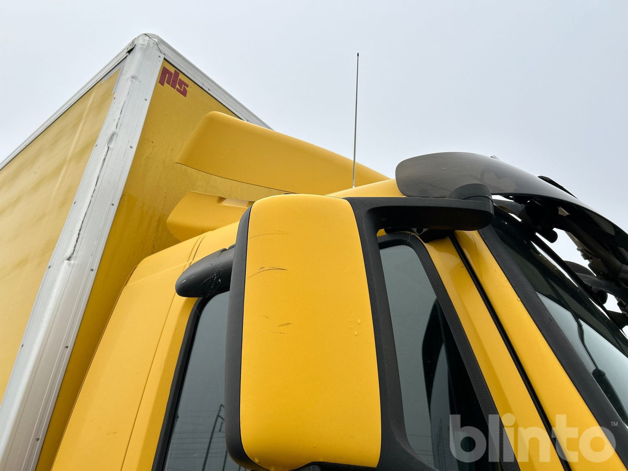 Kamion sandučar VOLVO FM 330 4X2: slika Kamion sandučar VOLVO FM 330 4X2