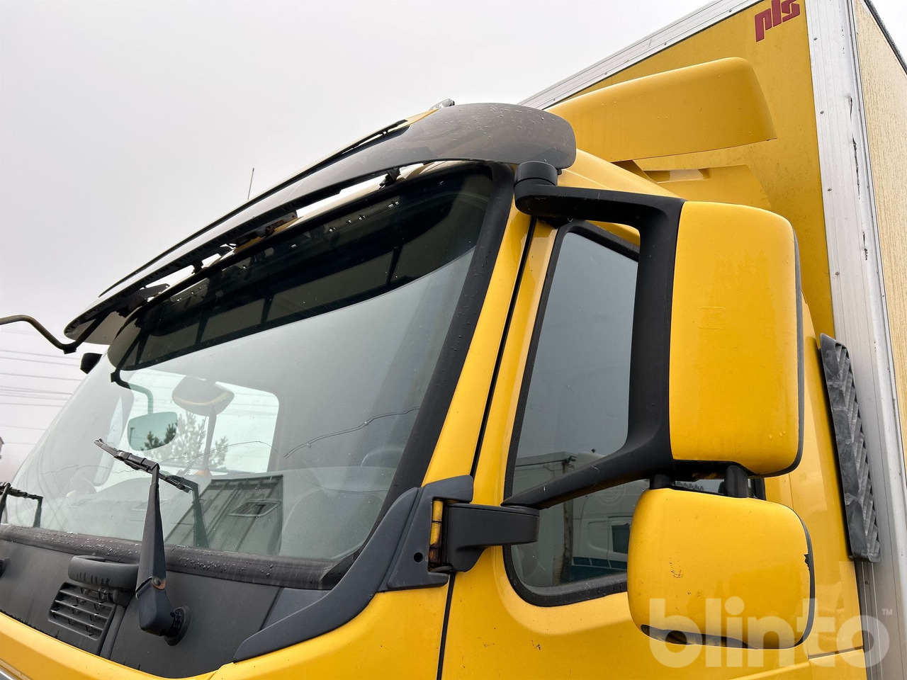 Kamion sandučar VOLVO FM 330 4X2: slika Kamion sandučar VOLVO FM 330 4X2