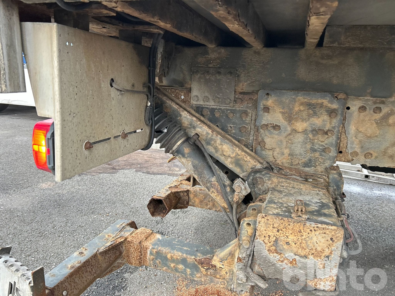 Kamion sandučar VOLVO FM 330 4X2: slika Kamion sandučar VOLVO FM 330 4X2