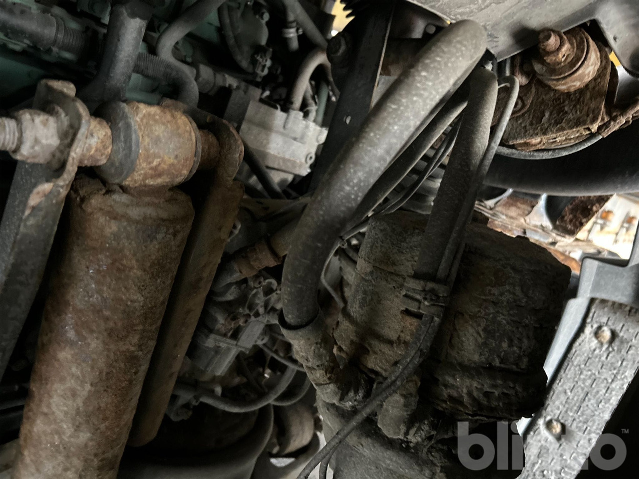 Kamion sandučar VOLVO FM 330 4X2: slika Kamion sandučar VOLVO FM 330 4X2