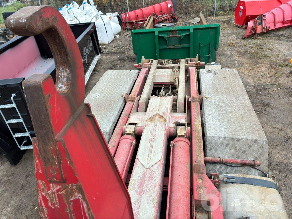 Kamion s kukastom dizalicom VOLVO FM9 6X2 med underbett: slika Kamion s kukastom dizalicom VOLVO FM9 6X2 med underbett