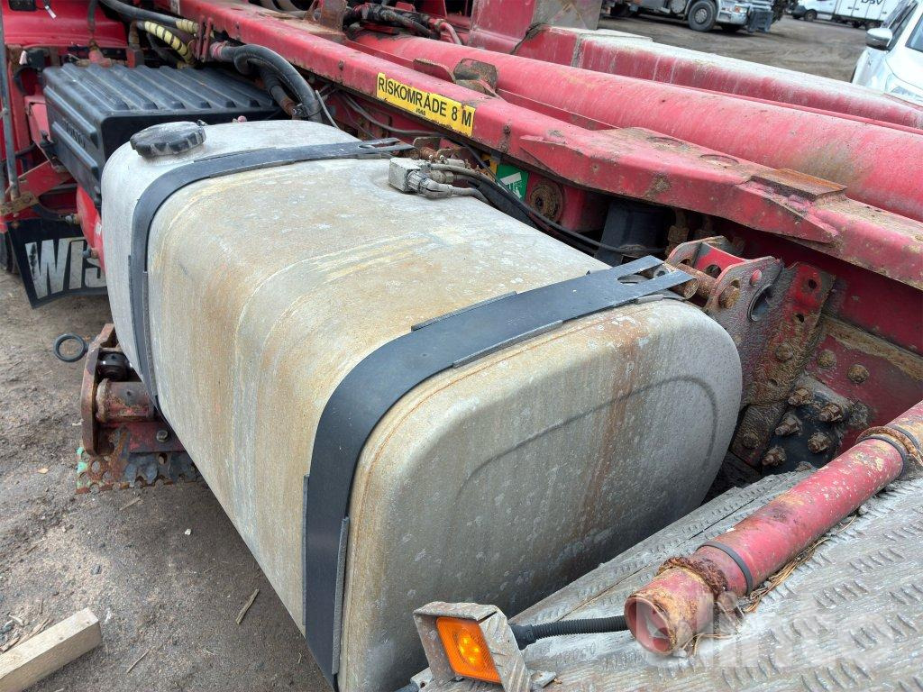 Kamion s kukastom dizalicom VOLVO FM9 6X2 med underbett: slika Kamion s kukastom dizalicom VOLVO FM9 6X2 med underbett