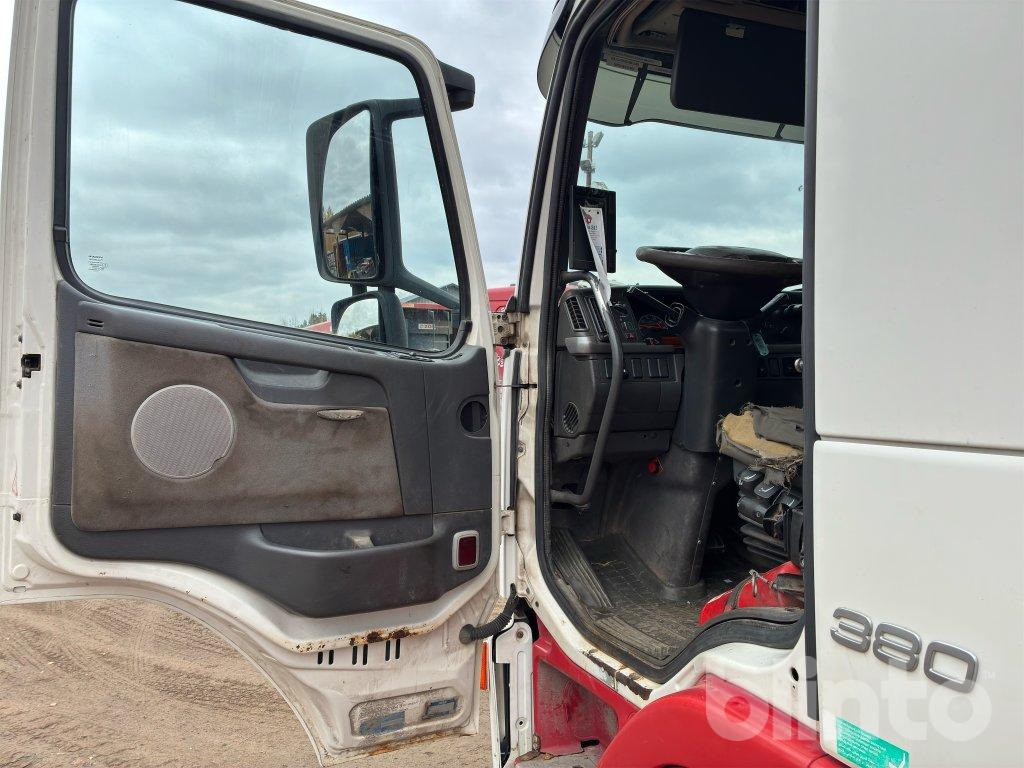 Kamion s kukastom dizalicom VOLVO FM9 6X2 med underbett: slika Kamion s kukastom dizalicom VOLVO FM9 6X2 med underbett