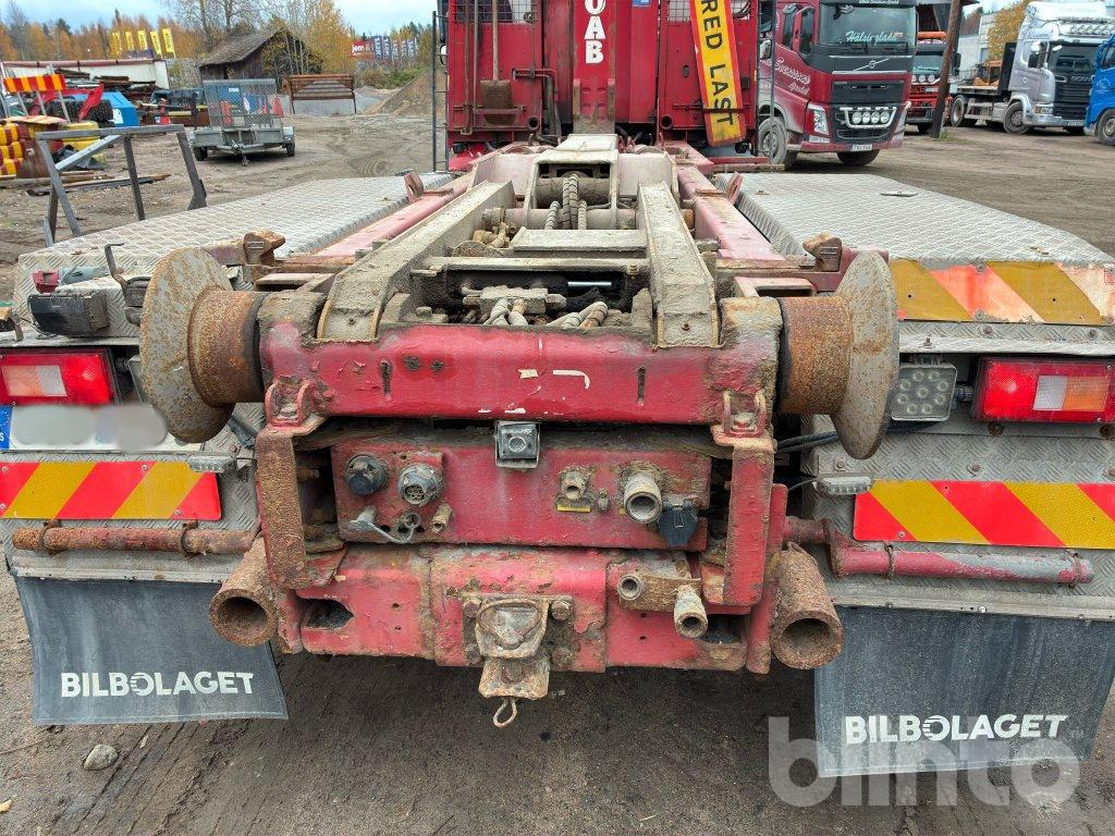 Kamion s kukastom dizalicom VOLVO FM9 6X2 med underbett: slika Kamion s kukastom dizalicom VOLVO FM9 6X2 med underbett