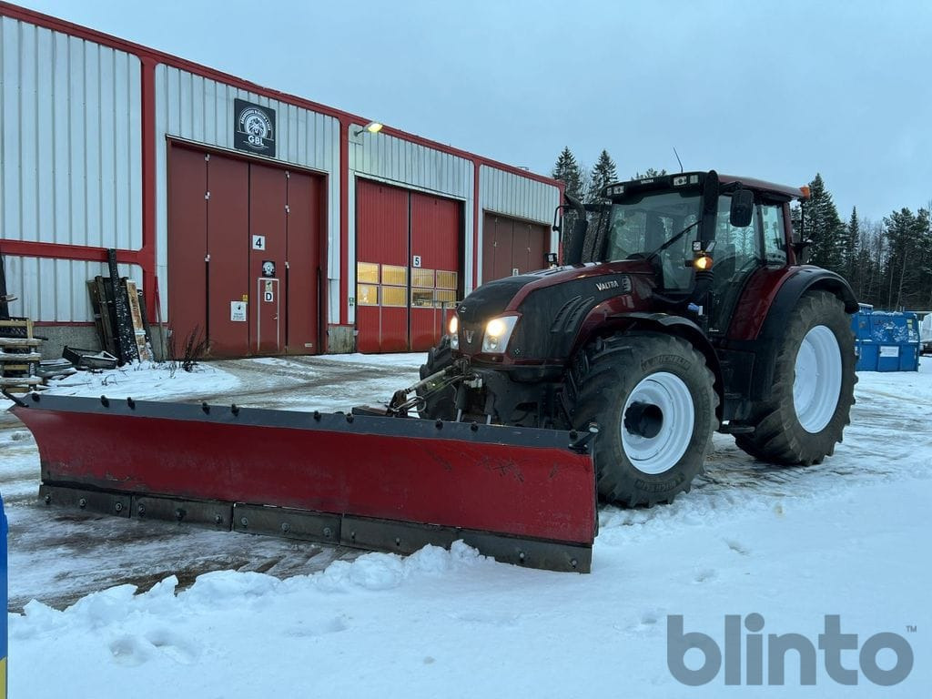 Valtra T213 med plogutrustning - Traktor: slika Valtra T213 med plogutrustning - Traktor Valtra T213 med plogutrustning - Traktor: slika Valtra T213 med plogutrustning - Traktor